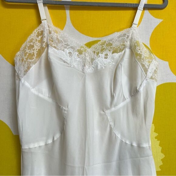 Vintage 1950s MCM Barbizon Dainty Lace Trim Full Slip Dress - Picture 2 of 4